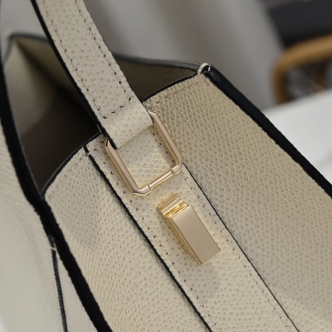 Valextra, the name of Italy's beloved horse, Iside is Val. One of extra's most iconic designs. There is no obvious logo, but the simple collective line design is very recognizable, full of architectural art, and shows a capable and intellectual style. It is made of imported palm-print lining cowhide, with up to five stitches of handwork, and the shiny oil edges test the skill of the craftsman. Large size: 26cm model 6627#